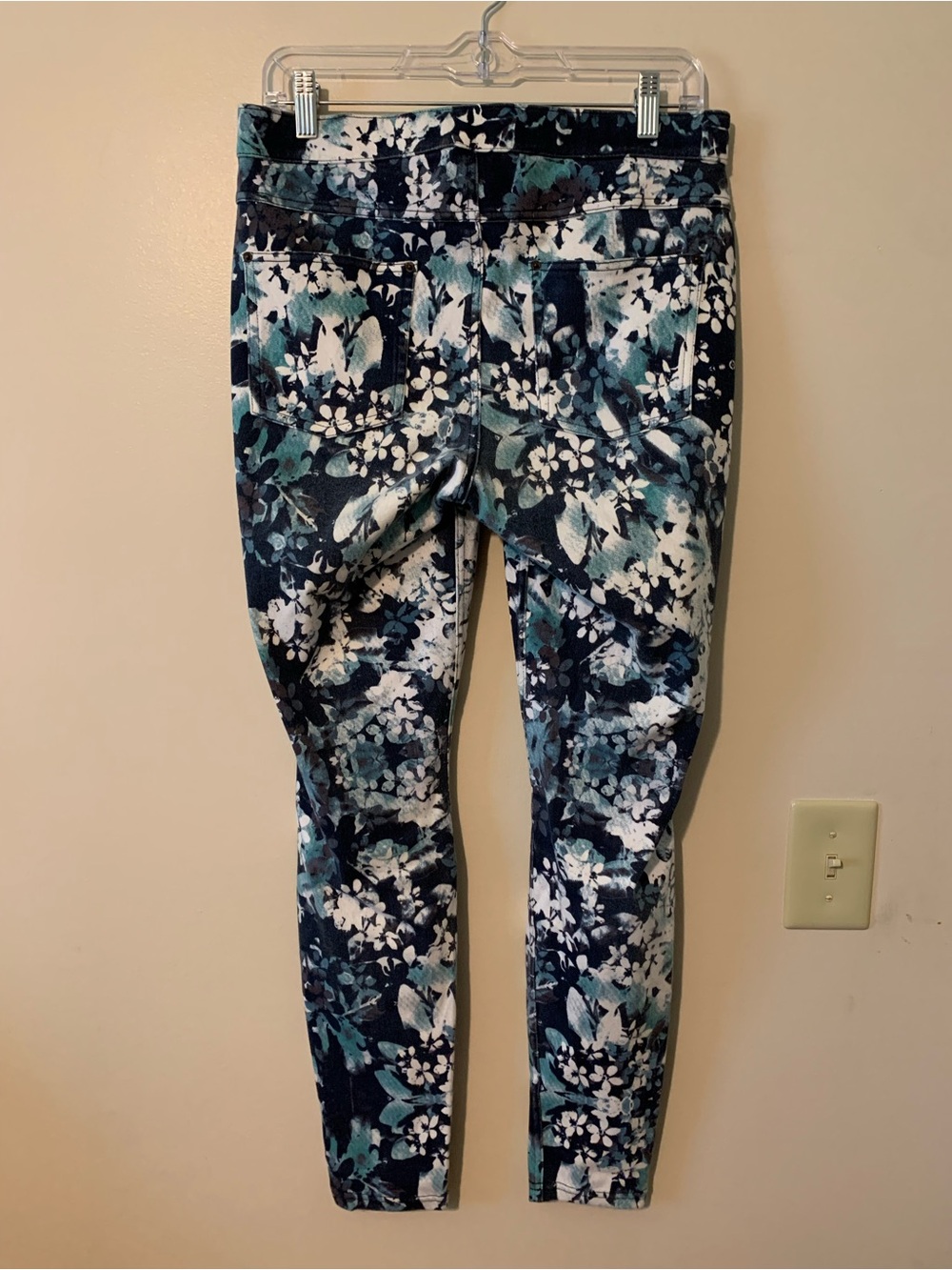 HUE Navy, Teal & White Floral Cropped Ankle Pants - Picture 4 of 7